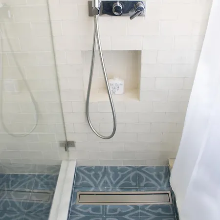 Bed & Breakfast Avec Salle De Bain Privee Et Balcon Vegetal A Lisbonne Amoreiras *