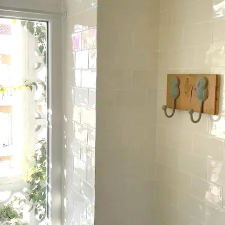 Avec Salle De Bain Privee Et Balcon Vegetal A Lisbonne Amoreiras Bed & Breakfast *